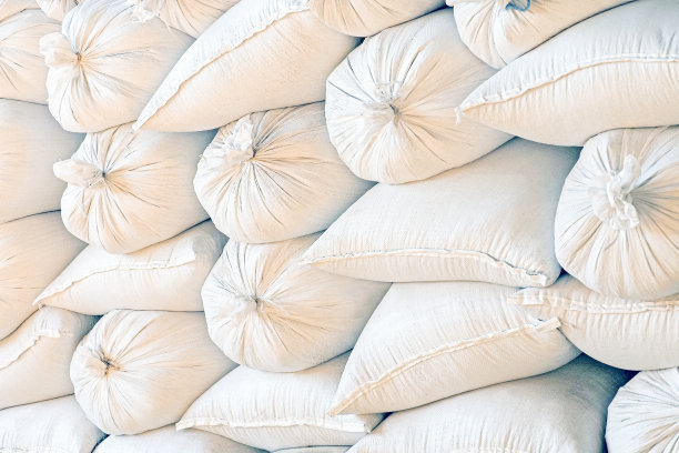 白面袋装在原料仓库里图片下载