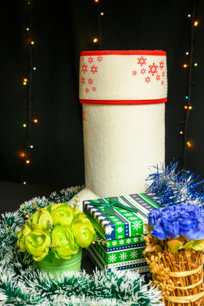 用金箔包裹的新年礼物。图片下载