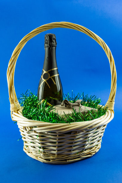 带礼物的蓝色背景的圣诞篮子。图片下载