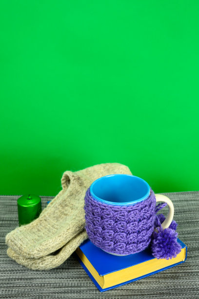 复印空间，书，针织杯，袜子和蜡烛。图片下载