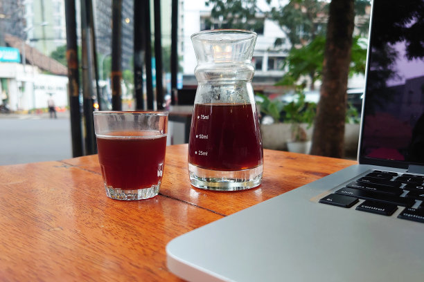 笔记本电脑和咖啡图片下载