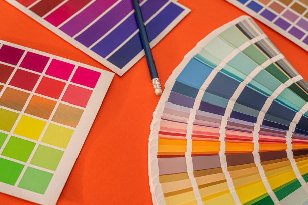 在单色背景调色板上，样品和它们附近的把手被摊开图片下载