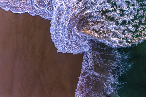 水的形状受海浪的影响图片下载