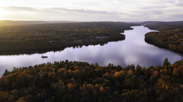 空中拍摄秋天的色彩图片下载
