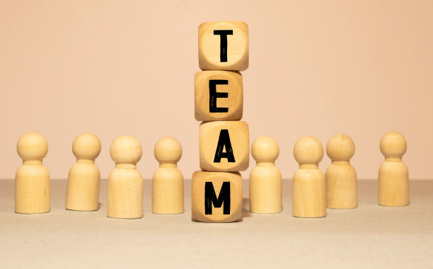 文字小组在白色玩具方块。概念图片下载