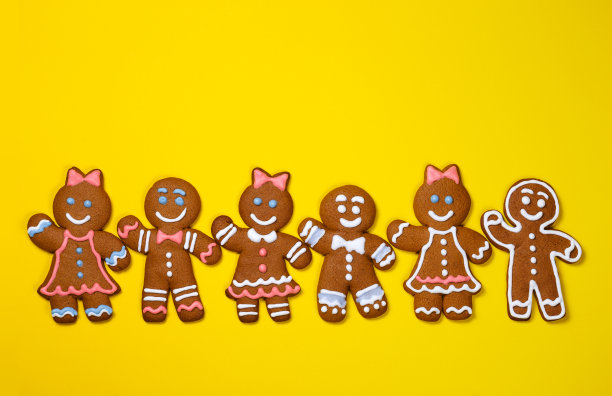 黄色背景上有许多姜饼男男女女图片下载