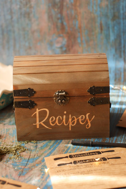 乡村厨房里带有天然配方卡片的老式木制配方盒图片下载