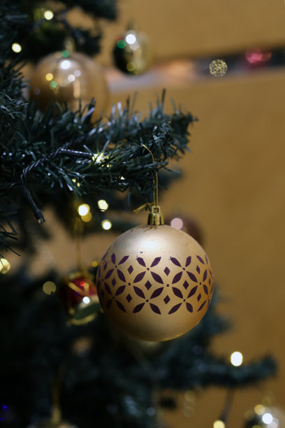 挂满闪亮装饰品的圣诞树特写图片下载