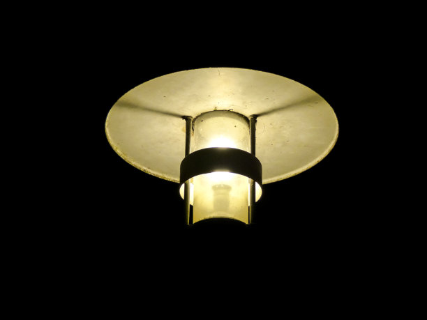 夜晚路灯的灯光图片下载