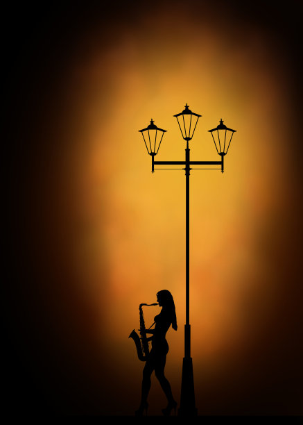 黑暗中，一盏旧街灯的灯光下，一个拿着萨克斯风的女人的剪影图片下载