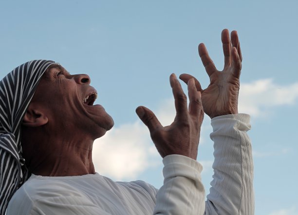 男人向上帝祈祷的照片图片下载