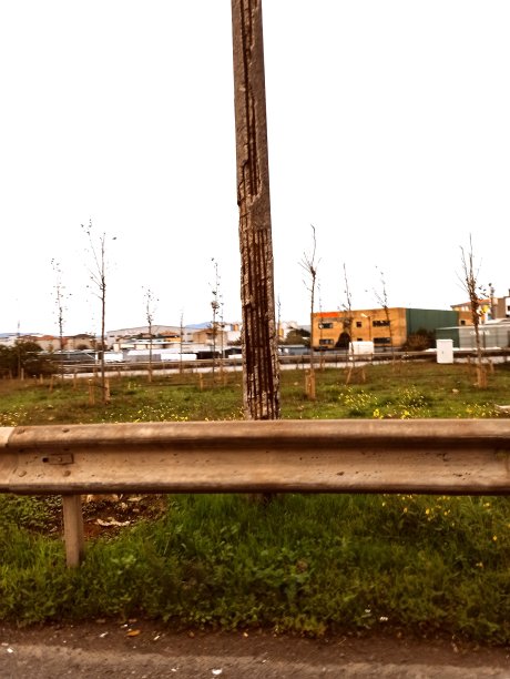 土耳其伊斯坦布尔的电线杆质量差、腐烂图片下载