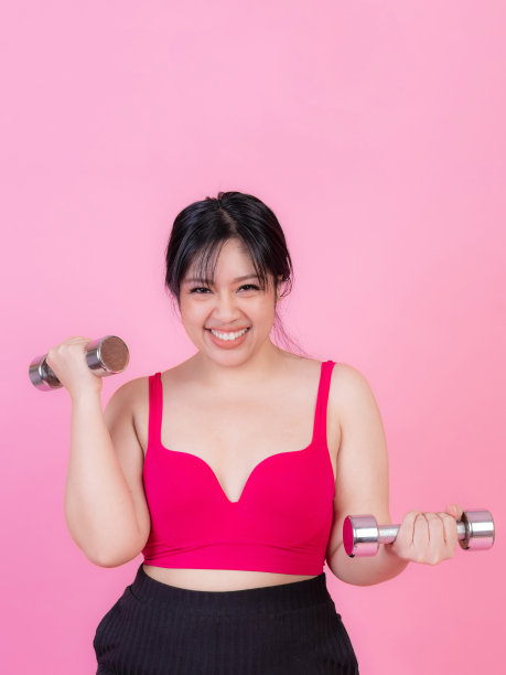亚洲胖女人，胖女孩，胖嘟嘟的，超重加尺码的尝试在卧室举哑铃锻炼-生活方式女性饮食减肥超重问题的概念图片下载