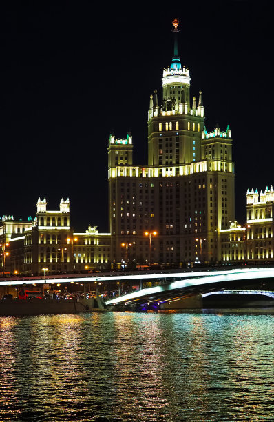 俄罗斯莫斯科，Kotelnicheskaya堤坝上的夜晚建筑。横跨莫斯科河的大桥图片下载