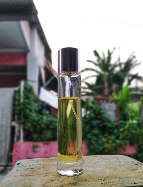 透明喷雾瓶中的香味液体图片下载