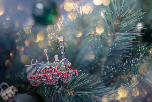 圣诞背景与古老的机车和花环灯。图片下载