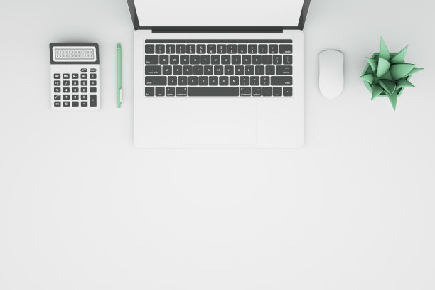 简约的办公室，笔记本电脑与空白屏幕，计算器，电脑鼠标，绿色植物和笔在桌子上。在家工作的概念。3 d渲染。前视图。图片下载