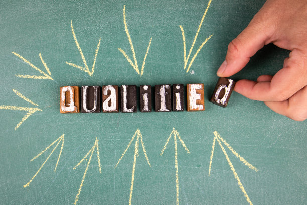 合格的。绿色粉笔板上带有箭头的文本图片下载