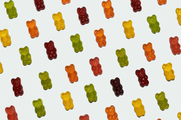 彩色的小熊软糖图案分散对角孤立在白色背景上图片下载