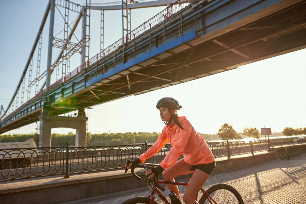 千禧年活跃的女孩在运动服骑自行车图片下载