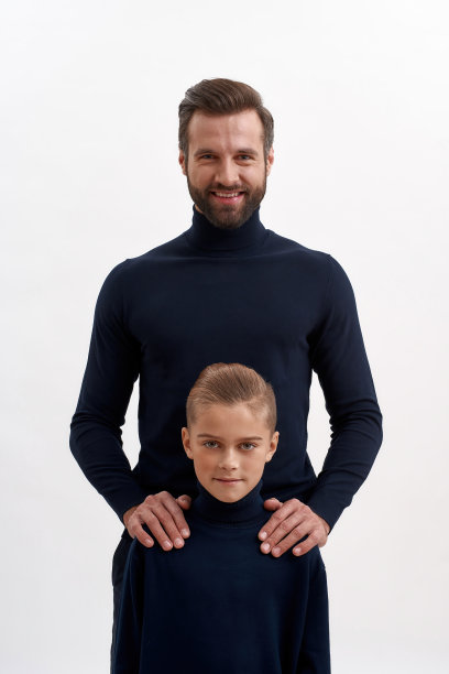 幸福的父亲和小儿子的肖像图片下载