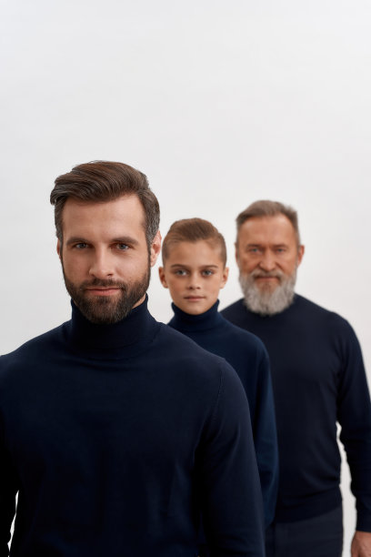 垂直拍摄三代人的合影图片下载