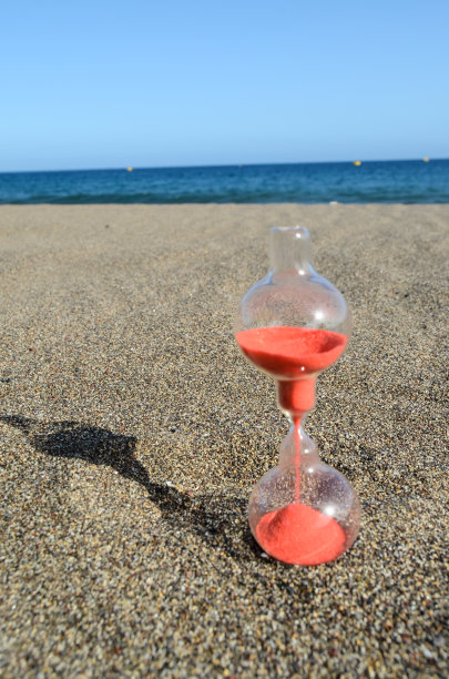 沙滩上的沙漏图片下载