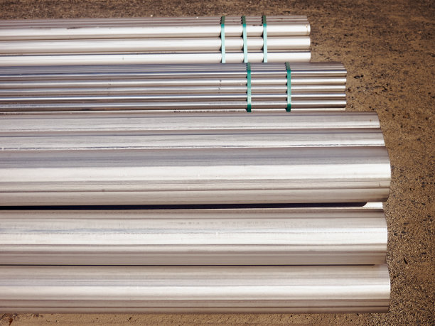 成堆的不锈钢管躺在地上图片下载