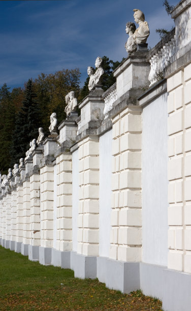 墙上有古老的白色雕像图片下载