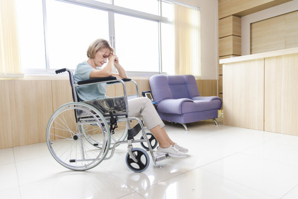 坐在轮椅上的老妇人很沮丧，很孤独。图片下载