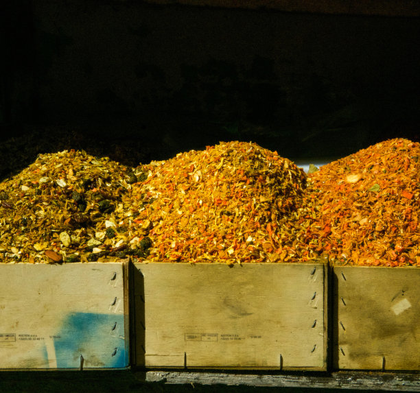 以色列市场上的新鲜香料图片下载