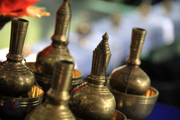 用于佛教仪式的黄铜浇注瓶图片下载