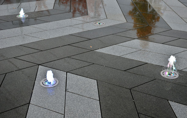 菱形花岗岩铺路堆叠成七巧板风格，从那里来的水飞溅背光由彩色灯在夜间交替的颜色比例。水元素直接来自铺设广场图片下载