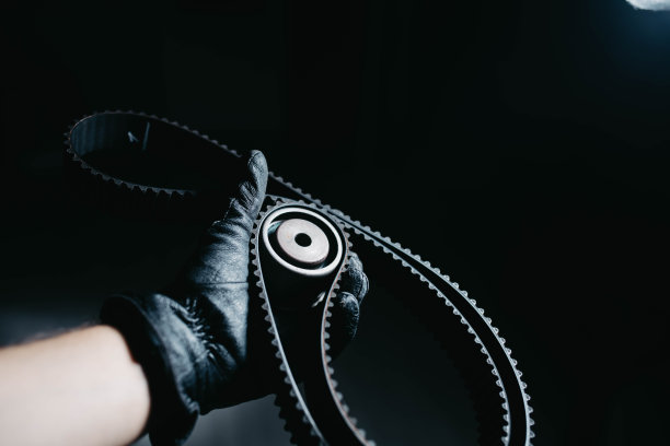 汽车发动机配气系统的同步带和张紧辊，汽车保养的概念图片下载