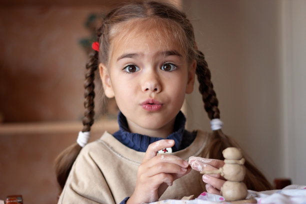 教育和艺术，孩子在陶艺车间玩模型粘土，工艺和粘土艺术图片下载