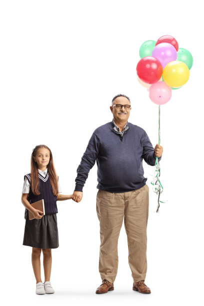 爷爷和女学生手牵手拿着气球的全身像图片下载