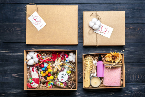 套装护理盒环保化妆品浴盐，梳子，手工肥皂，油瓶，海绵，糖果木制背景礼物女友，母亲庆祝圣诞节概念俯视图平躺图片下载