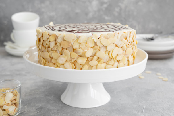 传统的Esterhazy蛋糕，灰色混凝土背景上有杏仁和果仁。有选择性的重点。副本的空间。图片下载