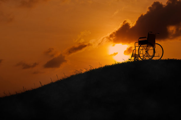 空轮椅与日落和抽象景观。3d渲染图片下载