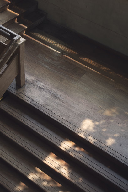 室外走道木楼梯和背景照片图片下载