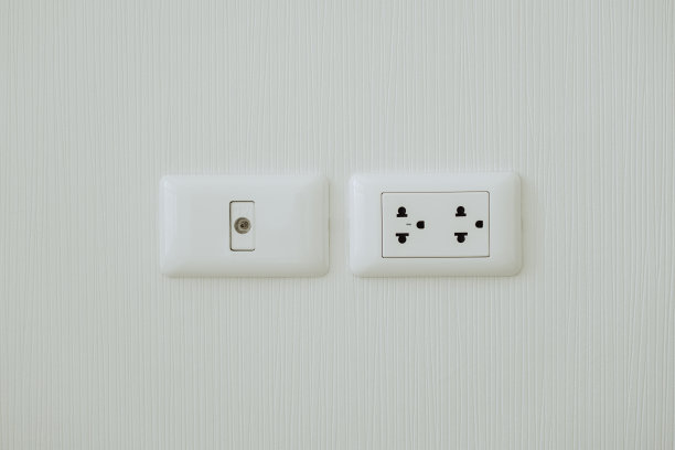 白色背景墙上的电器开关图片下载