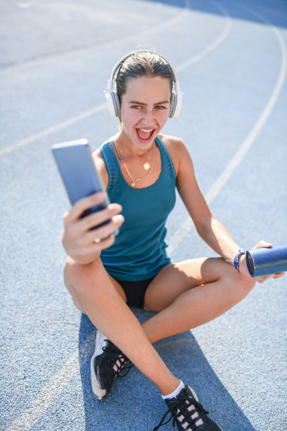 女运动员在跑道上的可爱自拍图片下载