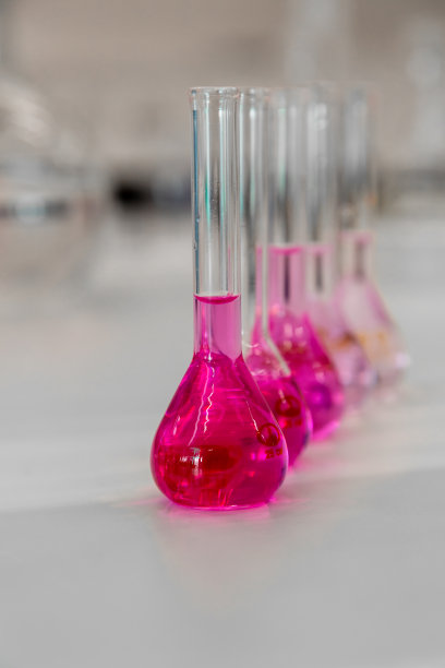 实验室材料与彩色液体在逼真的玻璃罐组成图片下载