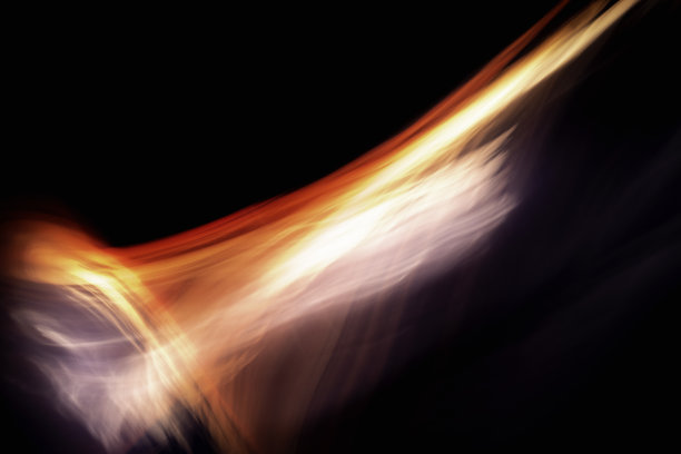 红色火焰吞没了黑色背景下的白色烟雾。图片下载