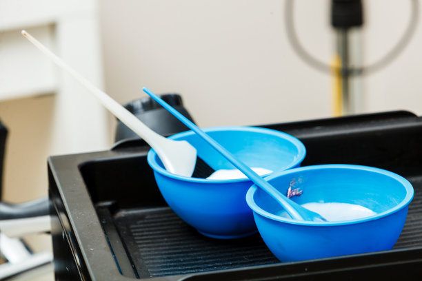 两个装着漂白剂染发剂的塑料碗图片下载