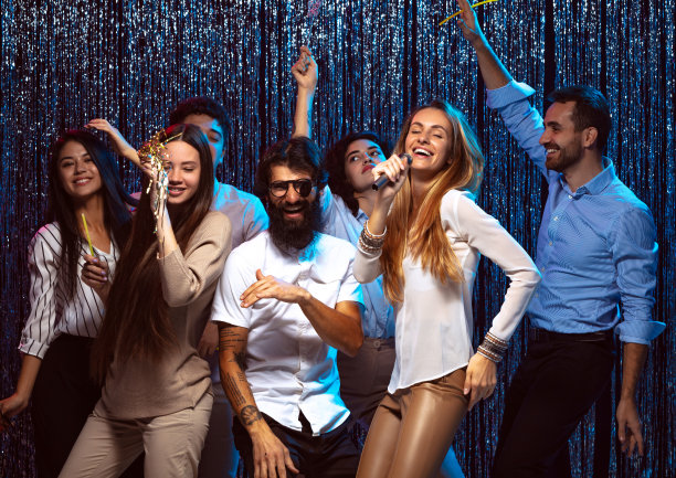 一群在庆祝活动中玩乐的年轻人。给音乐会,唱图片下载