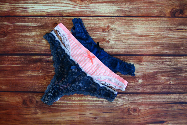 一套性感的女性内裤在木制背景图片下载