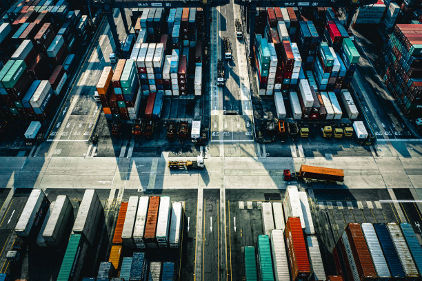 香港港口的起重机和集装箱图片下载