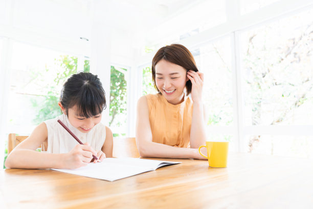 父母和女儿一起学习图片下载