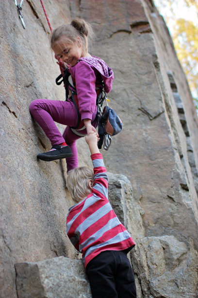 极限运动，积极的生活方式，孩子用绳子在岩石上从事攀岩运动图片下载